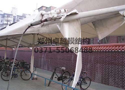 某膜結構車棚在使用年限內膜材已經(jīng)老化破損