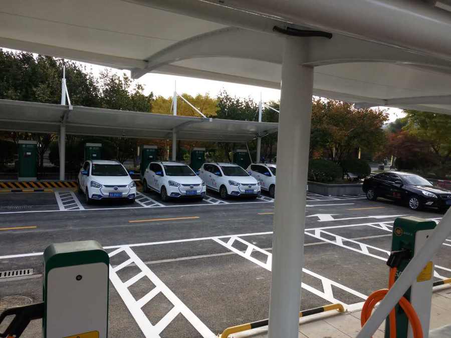 七字型的汽車停車棚，也是汽車蓬里，使用比較多的一款造型