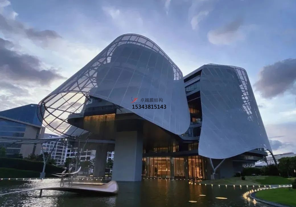 優(yōu)雅而懸浮，PTFE膜結(jié)構(gòu)外立面建筑
